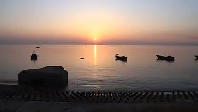 4K延时拍摄海边的夕阳和渔船视频的预览图